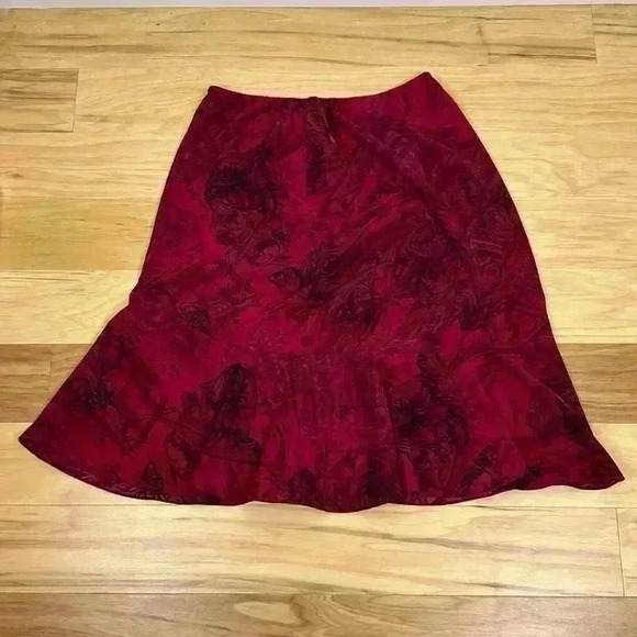 Dresses & Skirts - Pull on skirt size 14 red and black patterned.